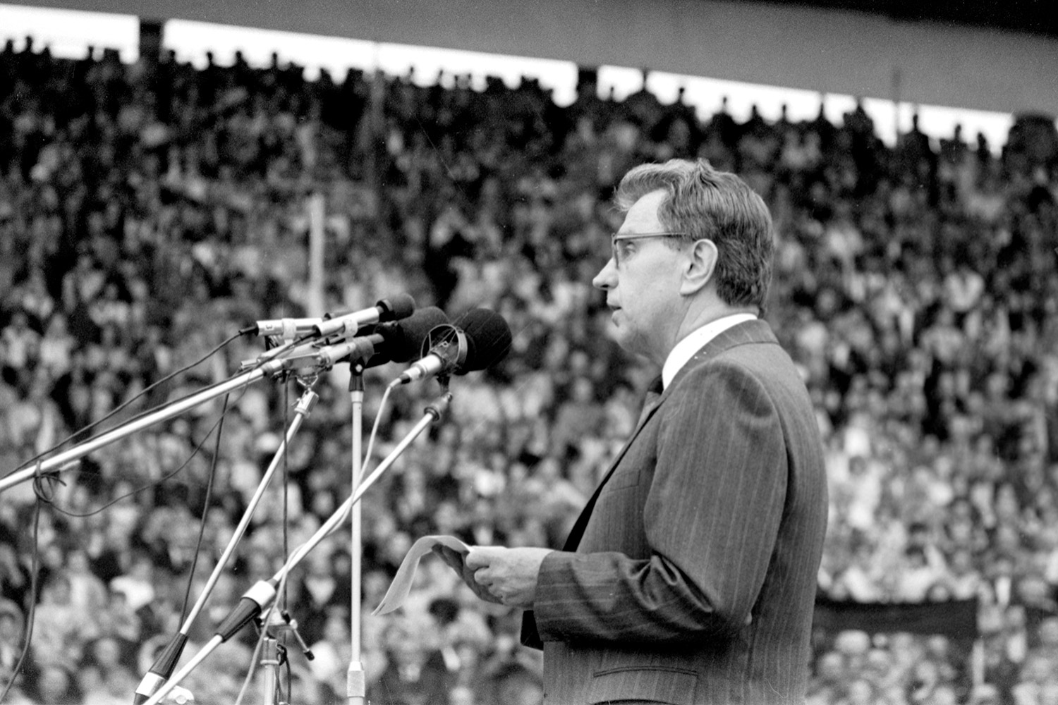 23/08/1988 – Rally by the Reform Movement of Lithuania (hereinafter – Sąjūdis) at Vingis Park to mark the 49th anniversary of the Molotov-Ribbentrop Pact and condemn Lithuania’s occupation/annexation. Speech by the poet Justinas Marcinkevičius. LVCA, photographer: J. Juknevičius.