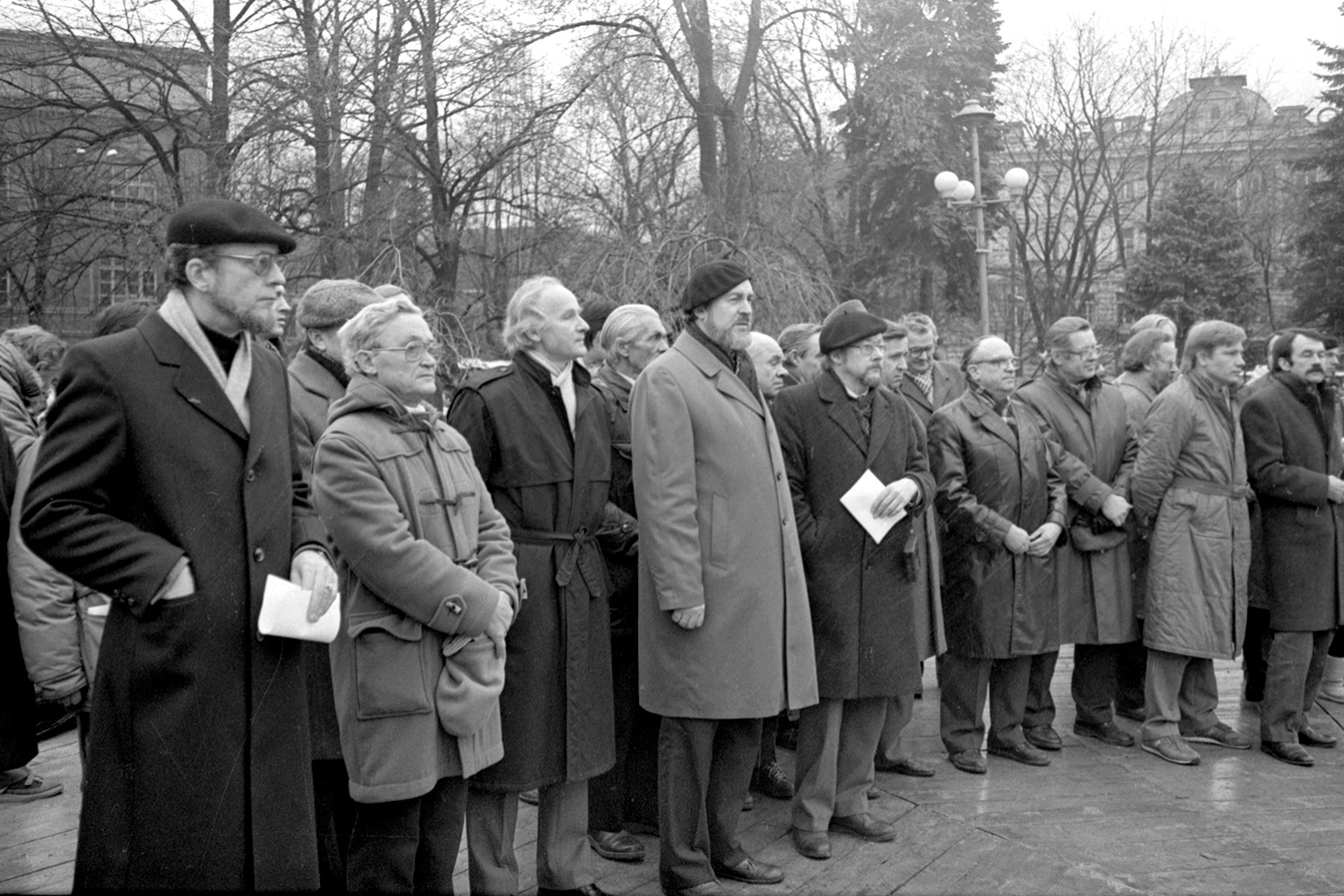 December 1988 – Escorts of USSR People’s Deputies to Moscow in Vilnius, Gediminas Square (now – Cathedral Square). First row, from left: Arūnas Žebriūnas, Algimantas Čekuolis, Algimantas Nasvytis, Antanas Buračas, Vytautas Landsbergis, Vytautas Bubnys, Vitas Tomkus, Romualdas Ozolas and others. Among the members of Sąjūdis are former Deputies of the USSR Supreme Soviet: Vaclovas Mikučiauskas and Algirdas Ferensas. LVCA, photographer: J. Juknevičius.