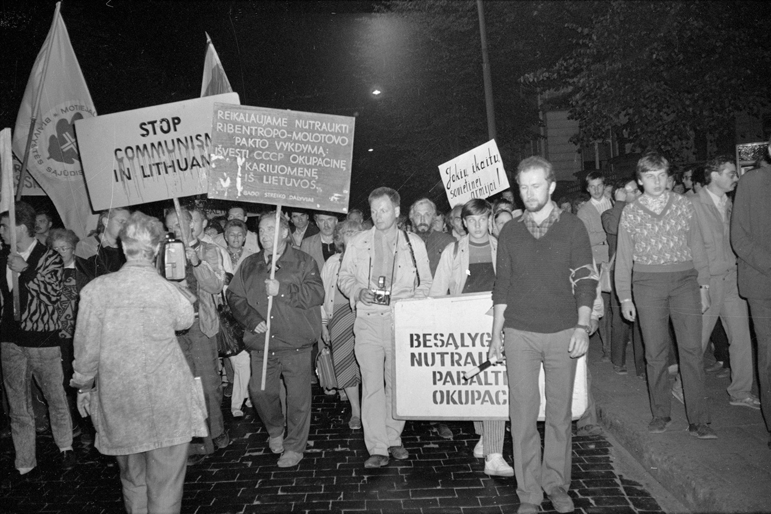 September 1989 – Mourning procession in Vilnius protesting the consequences of the Molotov-Ribbentrop Pact in Lithuania. LVCA, photographer: J. Juknevičius.