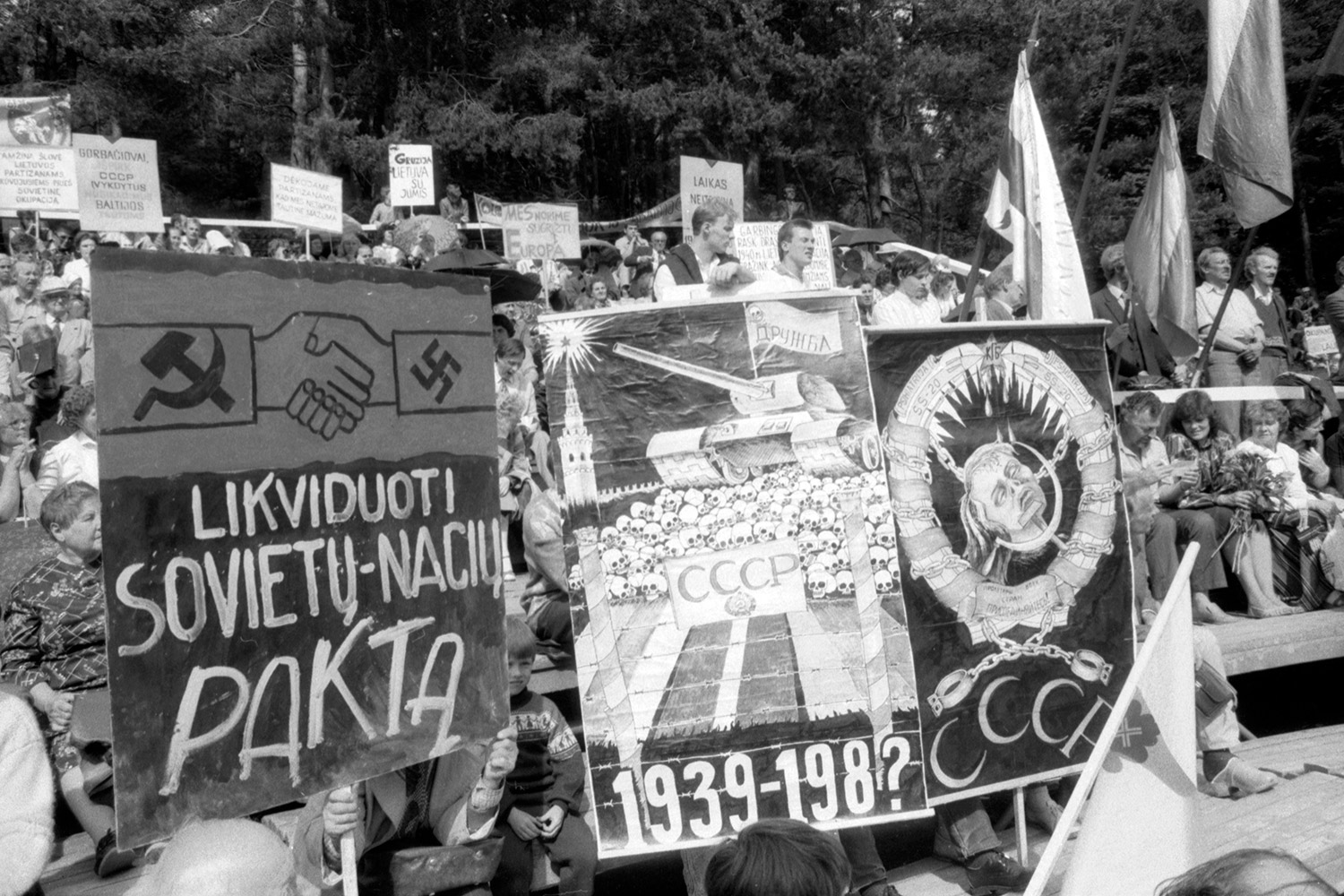 1989-08-23 Lietuvos Nepriklausomybės Sąjungos mitingas Vilniaus Kalnų parke, skirtas Molotovo–Ribbentropo pakto 50-osioms metinėms pažymėti ir jo pasekmėms pasmerkti. LCVA, fotografijos autorius Viktoras Kapočius