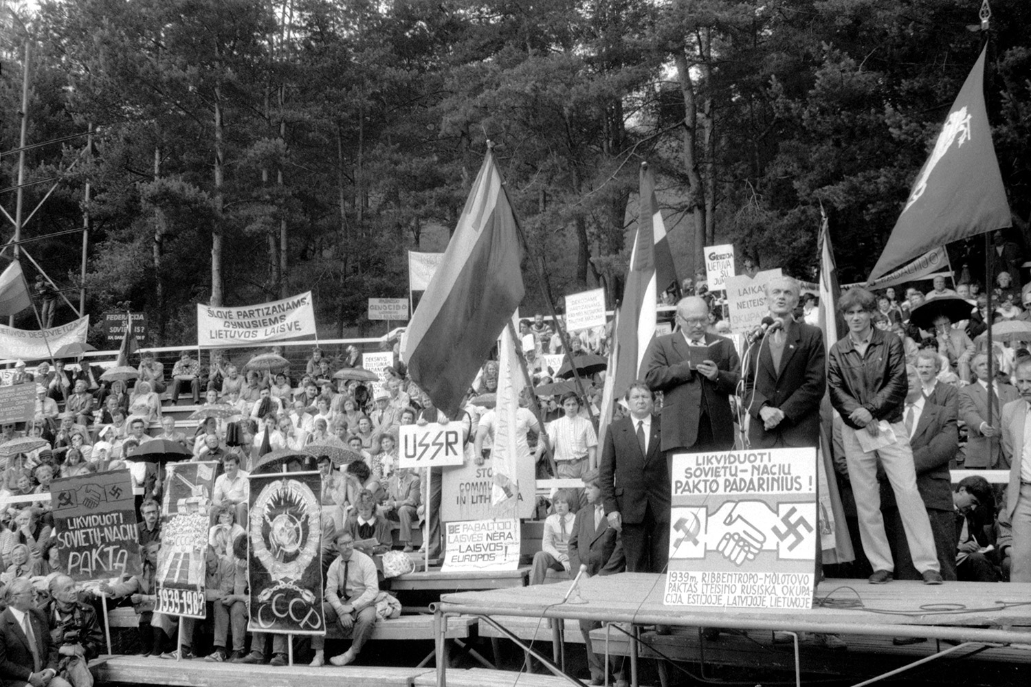 23/08/1989 – Meeting of the Union of Freedom Defenders in Vilnius Kalnų Park to condemn the 50th anniversary of the Molotov-Ribbentrop Pact and its consequences. At the microphone: dissident Povilas Pečeliūnas. LVCA, photographer: V. Kapočius.