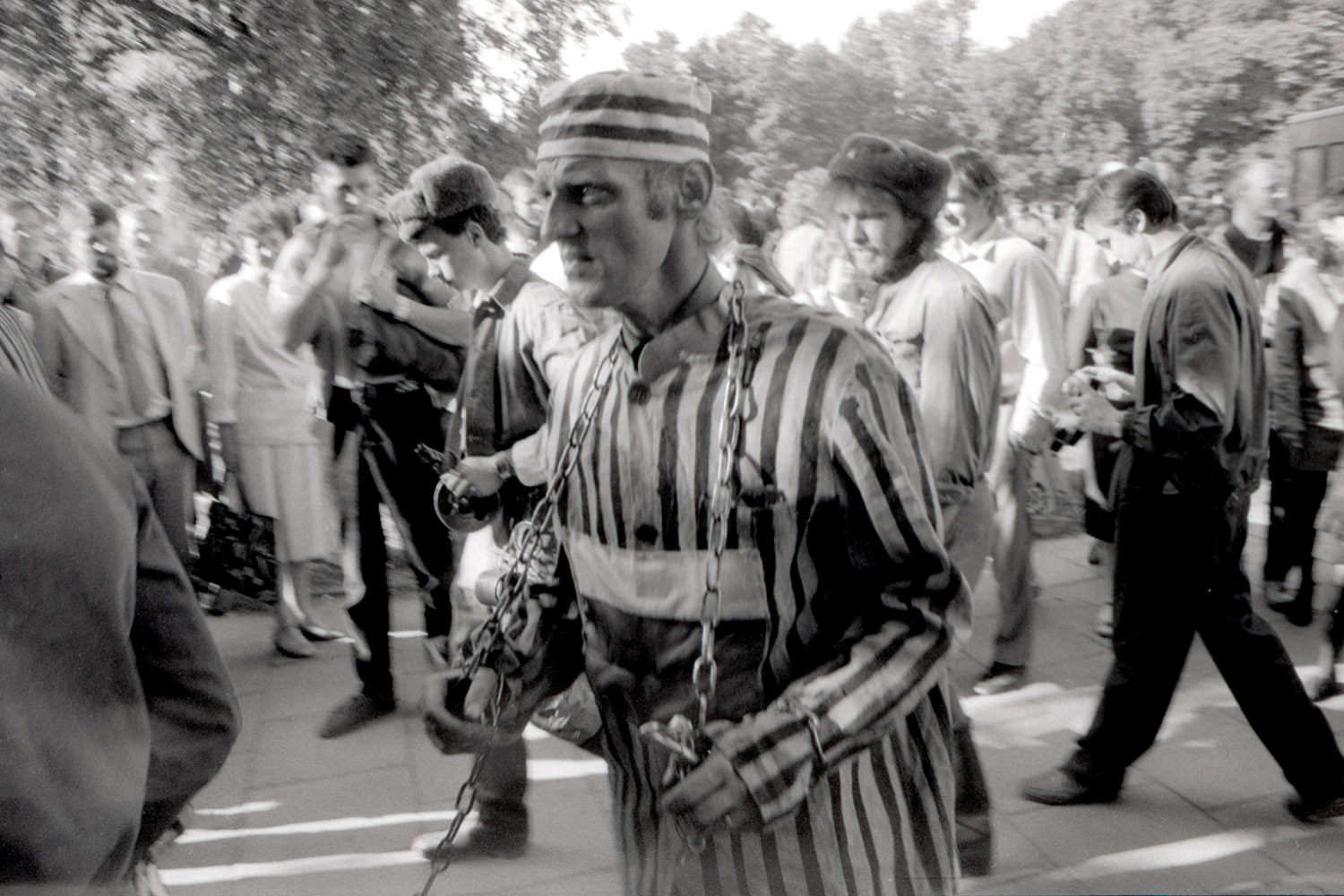 23/08/1989 – Theatricalised protest action in Gediminas Square (now – Cathedral Square) by the Lithuanian National Youth Union “Jaunoji Lietuva”, condemning the Molotov-Ribbentrop Pact. In the background: Algimantas Andreika, dressed in a prisoner’s uniform. LVCA, photographer: V. Kapočius.