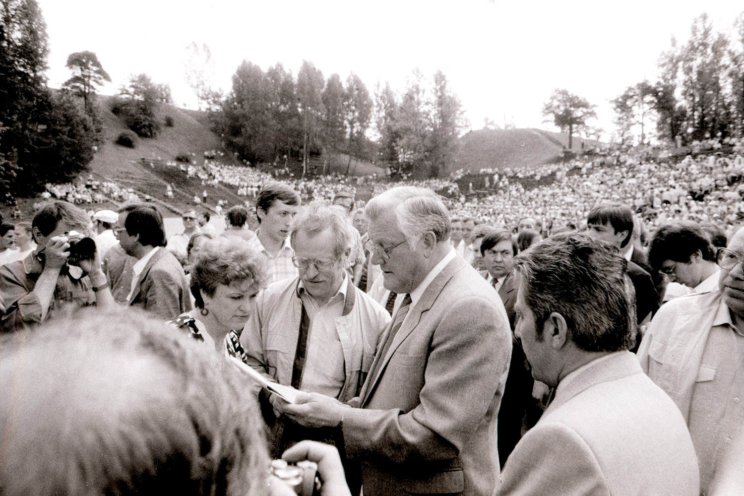 24/05/1989 – Lithuanian delegates escort in Kalnų Park to the Congress of People’s Deputies of the Soviet Union in Moscow. First Secretary of the LCP Central Committee: Algirdas Brazauskas. LVCA, photographer: V. Kapočius.