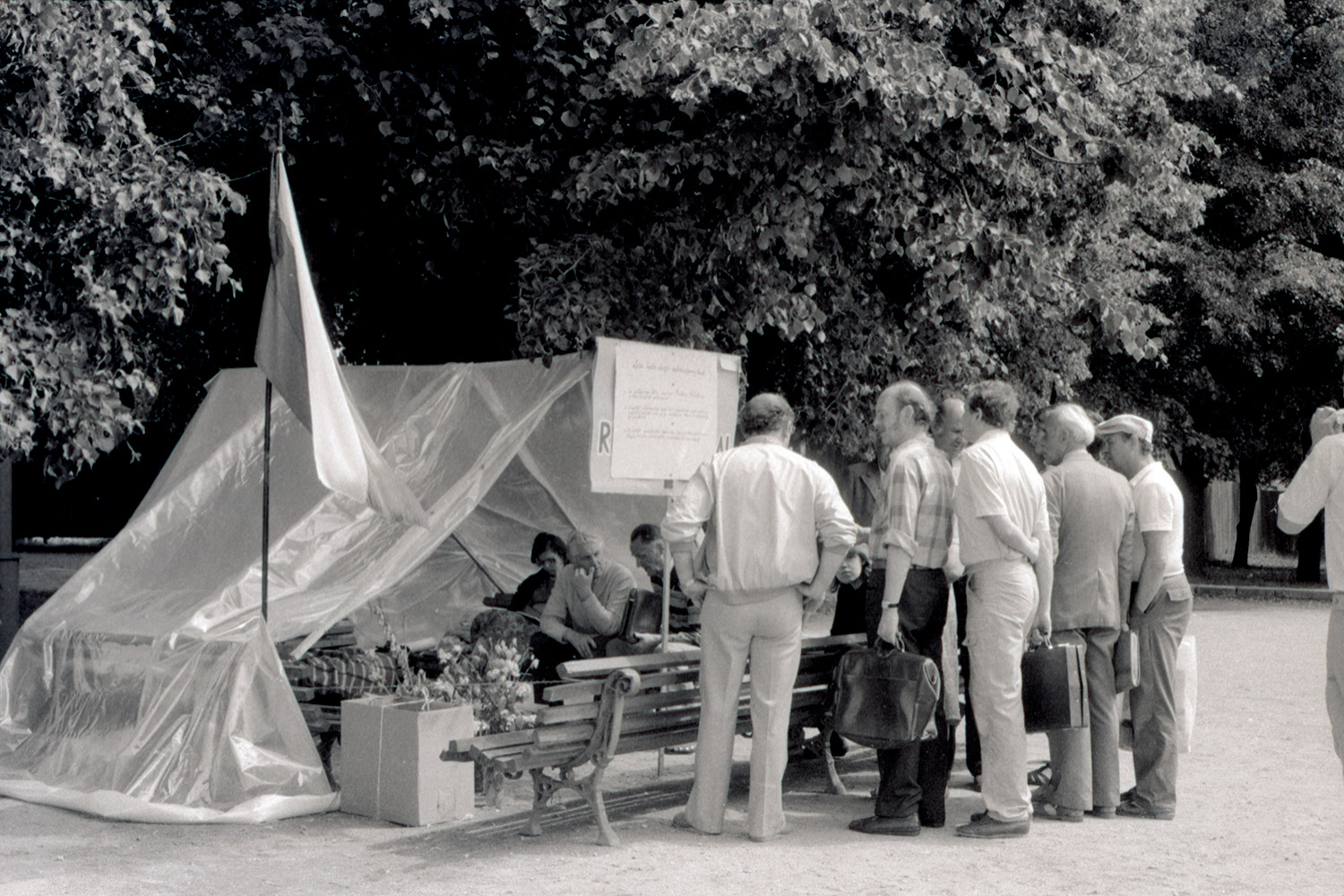 1989 – V. Milvydas’ hunger strike near the Palace of the LCP Central Committee in protest against the Molotov-Ribbentrop Pact and its consequences. People read a poster hanging at the tent of the protesters: “With this hunger strike, we demand that: 1. Without delay, the secret documents of the Molotov-Ribbentrop Pact would be discussed. 2. The secret documents must be declared unlawful and invalid from the date of their signing and their consequences must be liquidated. 3. The Peace Treaty signed by the governments of Lithuania and Soviet Russia on 12 July 1920 must be declared valid.” LVCA, photographer: V. Kapočius.