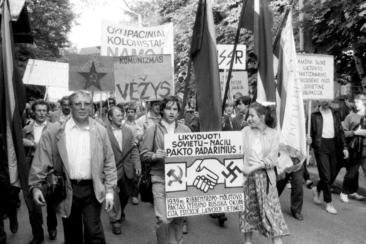 1988-08-23 Eitynės į Lietuvos persitvarkymo sąjūdžio suorganizuotą mitingą Vingio parke prieš Molotovo–Ribbentropo paktą. LCVA, fotografijos autorius Viktoras Kapočius