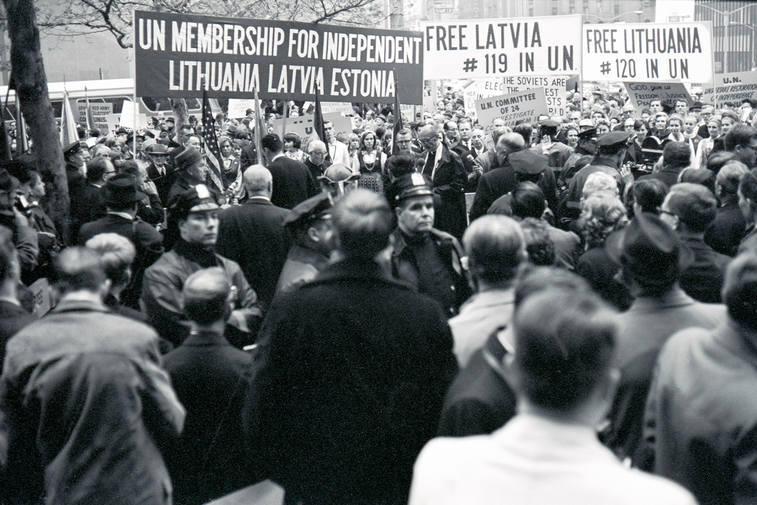1965 m. Niujorkas, JAV. Baltijos kraštų atstovų manifestacija reikalaujant laisvės Lietuvai, Latvijai, Estijai. LCVA, fotografijos autorius Jonas Garla