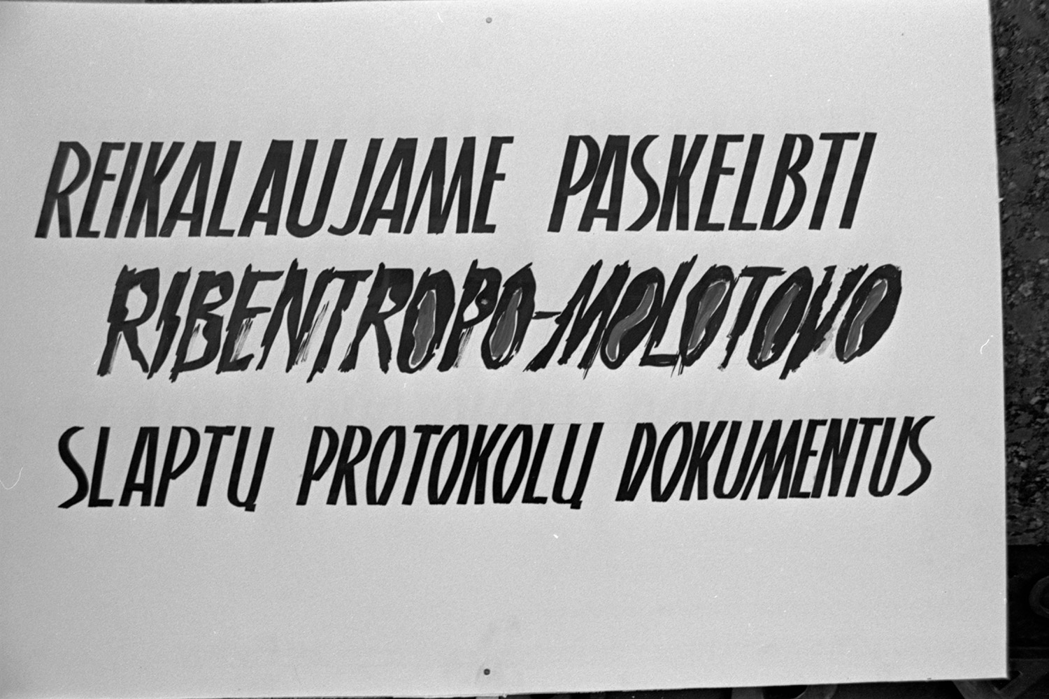 18/05/1989 – Poster at the picket organised next to the Supreme Soviet of the LSSR. LVCA, photographer: A. Žižiūnas.