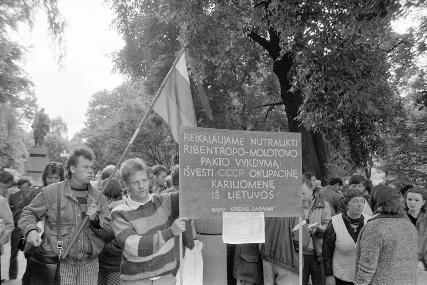 1989-06 Piketas Černiachovskio aikštėje (dabar – Vinco Kudirkos aikštė) dėl sovietų kariuomenės išvedimo iš Lietuvos teritorijos. LCVA, fotografijos autorius Algimantas Žižiūnas