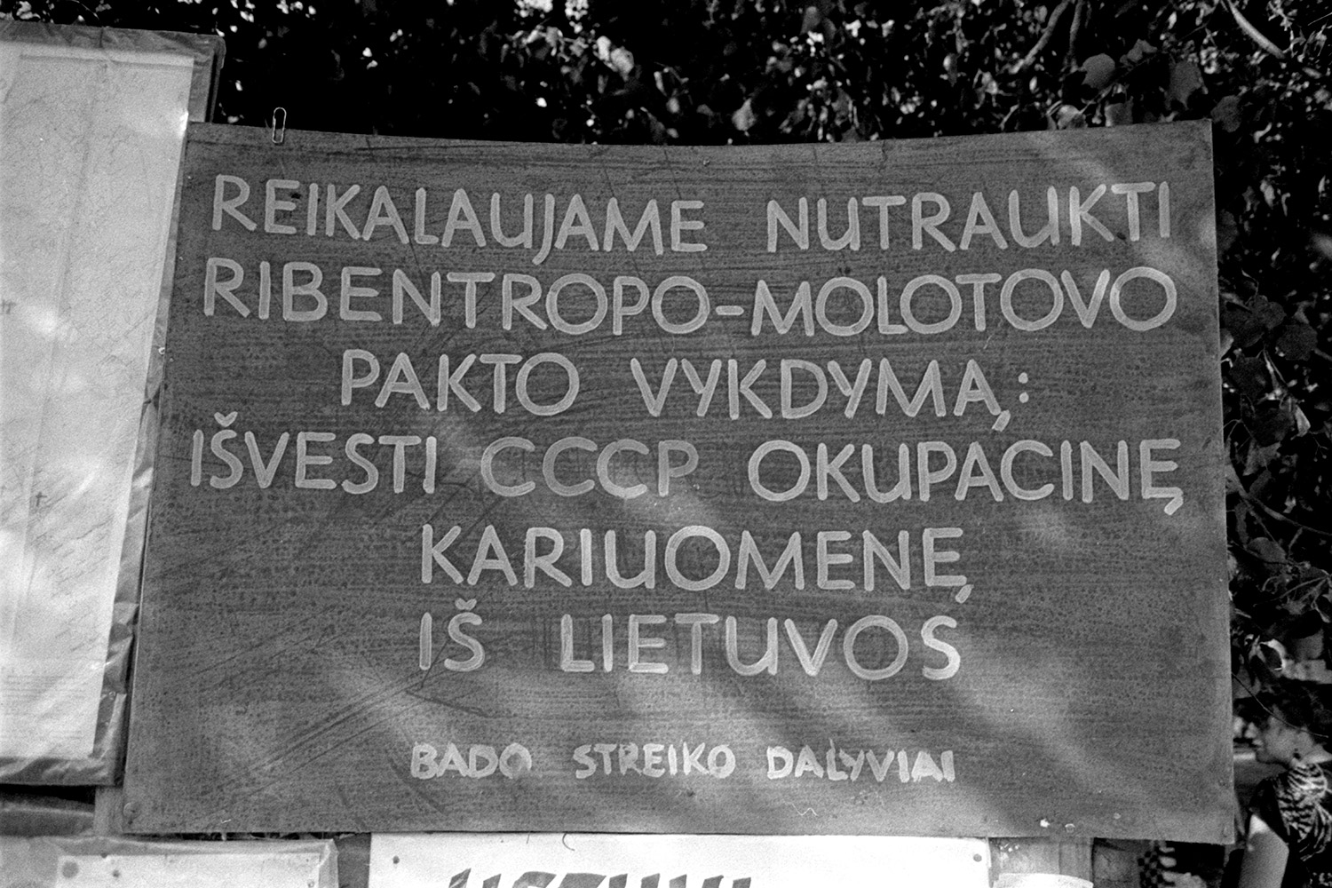 August 1989 – Picket in Gediminas (Cathedral) Square. Poster with the following words: “We demand the suspension of the Molotov-Ribbentrop Pact: to withdraw the Soviet occupying army from Lithuania / Participants of the hunger strike”. LCVA, photographer: A. Žižiūnas.