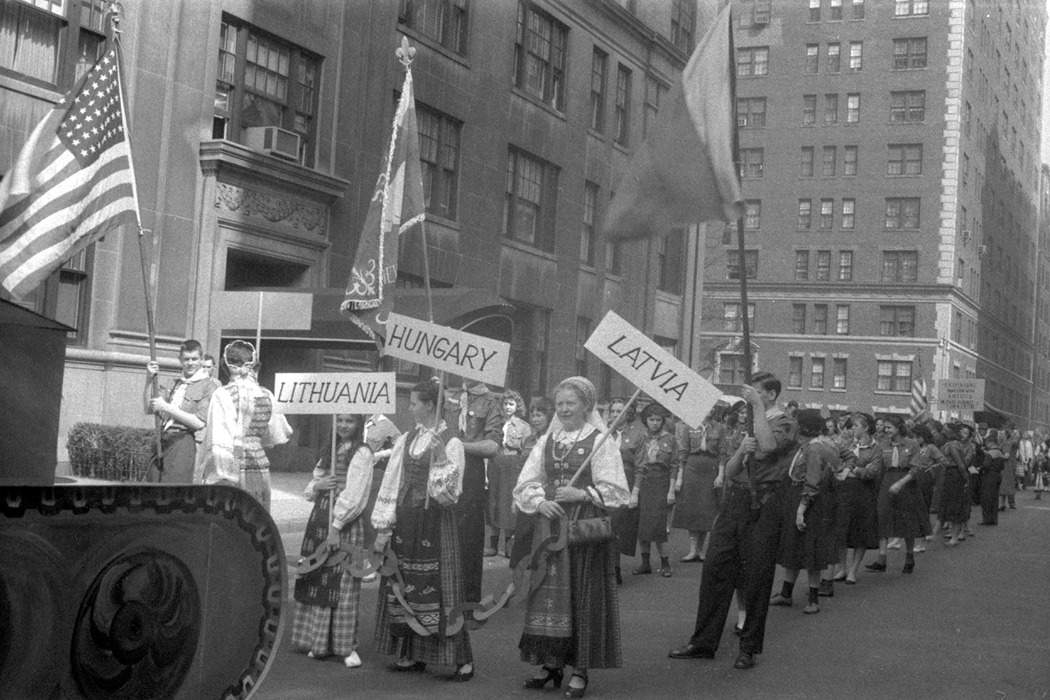 1957 m. Niujorkas, JAV. Amerikos lietuvių bendruomenės ir lietuviško jaunimo organizacijų nariai lojalumo Amerikai parade. LCVA, fotografijos autorius Gerimantas Penikas