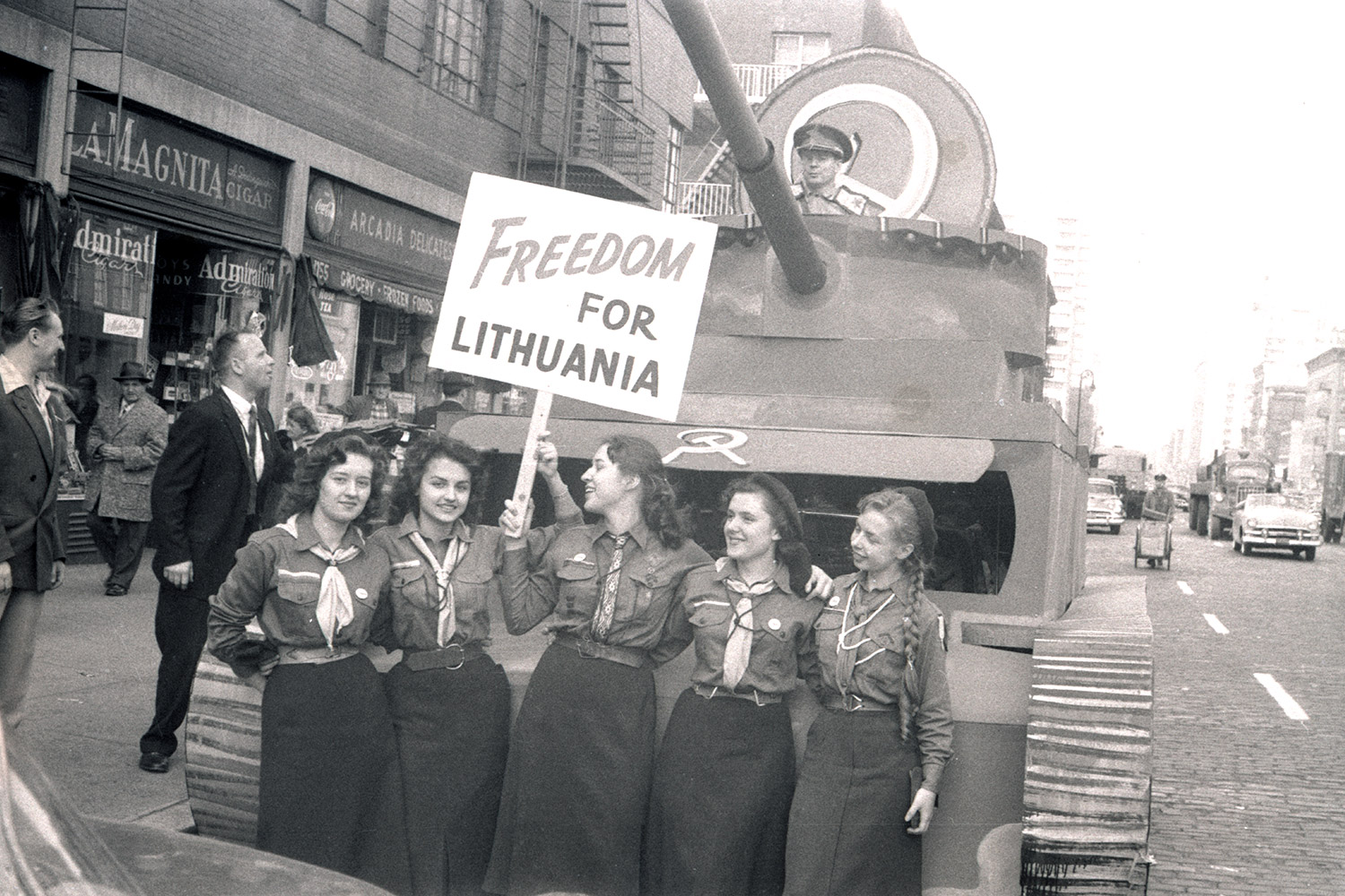 1957 – New York, USA. Members of the Lithuanian American community and Lithuanian youth organisations at the Loyalty Day parade protest against Lithuania’s occupation and annexation by the Soviets. Soviet tank built by Scouts and the LSS. LVCA, photographer: G. Penikas.