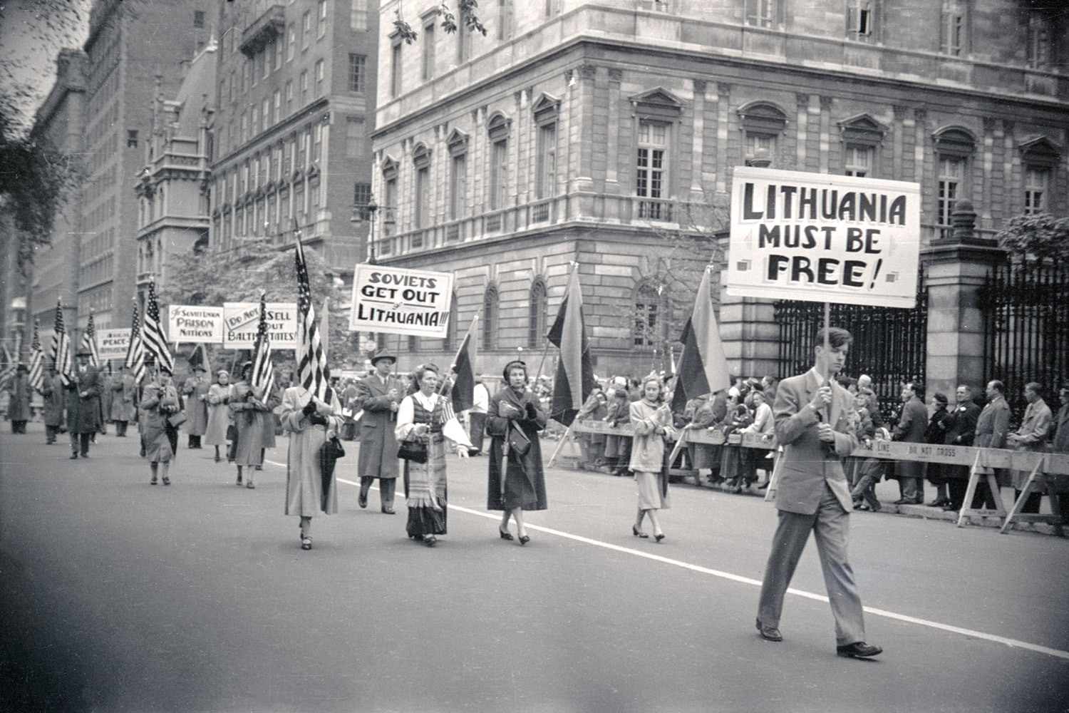 1953 – New York, USA. A group from the Lithuanian American community at the Loyalty Day parade. In the first row, Kęstutis Trimakas holds a poster, next to him – the Chairman of the American Lithuanian Council of New York, organiser of the parade’s Lithuanian group, publicist and lawyer Steponas Briedis. LVCA, photographer: G. Penikas.