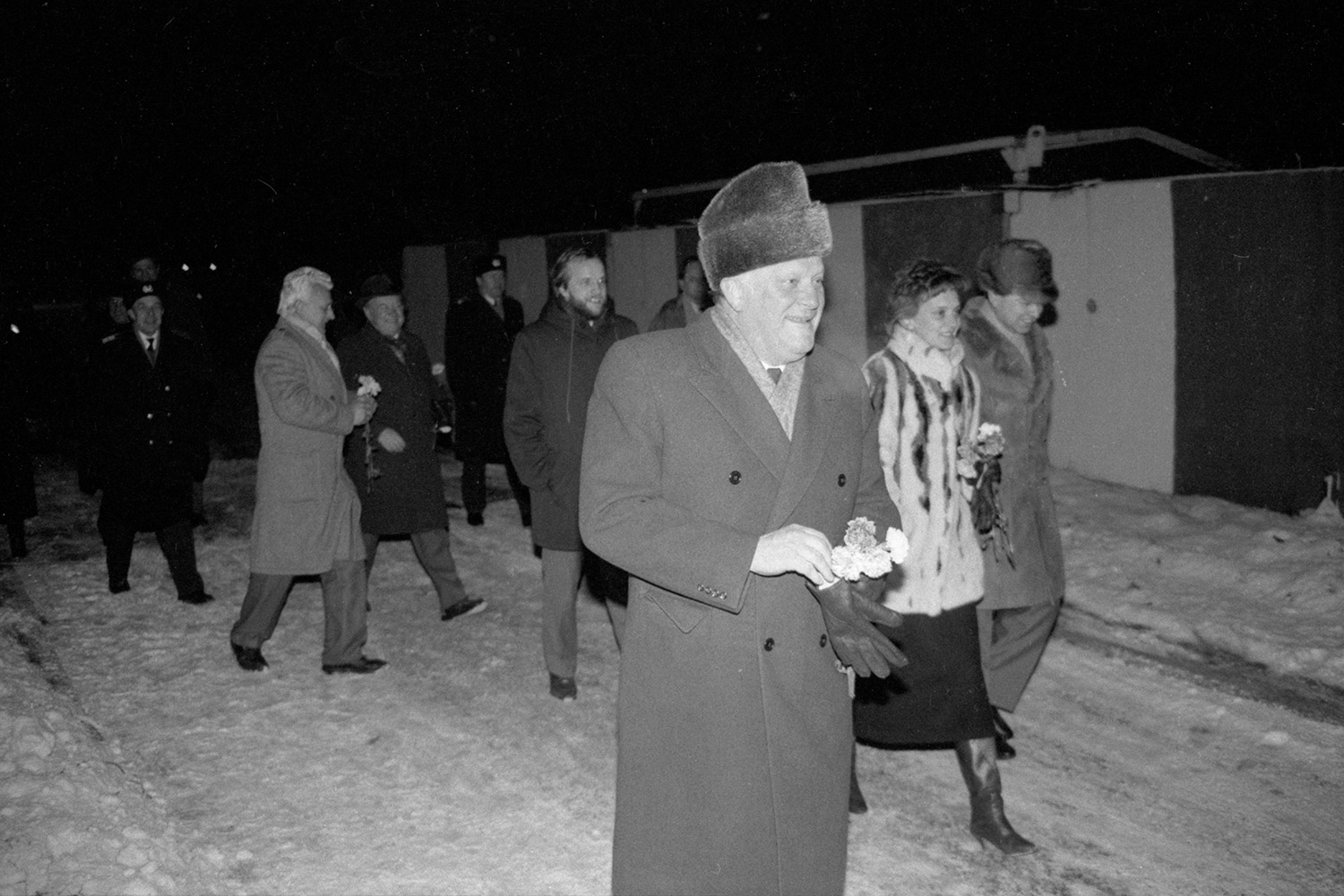 Meeting of Lithuanian deputies who returned from Moscow at Vilnius Airport. At the front: Algirdas Mykolas Brazauskas, First Secretary of the Central Committee of Communist Party of Lithuania; followed by: Juozas Olekas, Member of the Seimas of the Sąjūdis of Lithuania. LVCA, photographer: P. Lileikis.