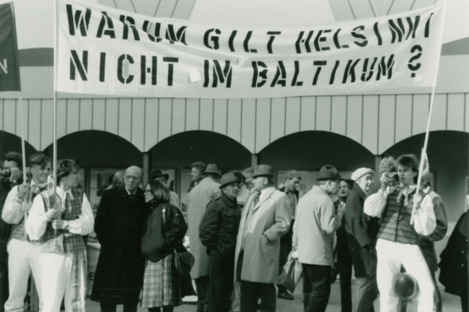 1986 m. Viena, Austrija. Baltijos tautų politinių emigrantų protesto demonstracija prieš SSRS įvykdytą Baltijos valstybių okupaciją ir aneksiją Vienoje vykstant ESBO konferencijai. LCVA