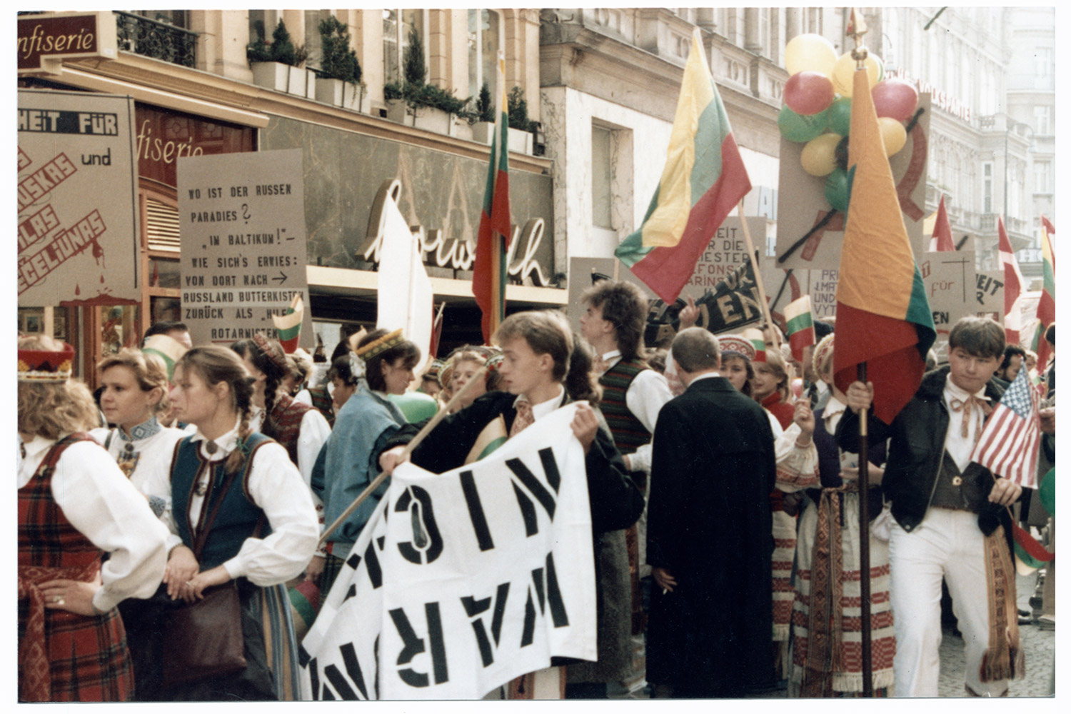 1986 – Vienna, Austria. Protest demonstration by Lithuanian, Latvian and Estonian political emigrants for the freedom of the Baltic States during the OSCE Conference in Vienna. LVCA.