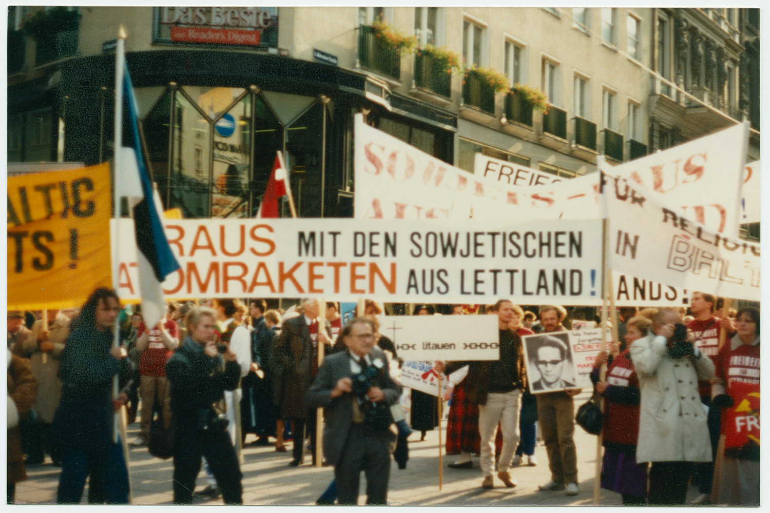 1986 m. Viena, Austrija. Protesto demonstracija prieš Baltijos šalių okupaciją Vienoje vykstant ESBO konferencijai. Plakatai, reikalaujantys išvesti Sovietų kariuomenę iš Baltijos šalių. LCVA