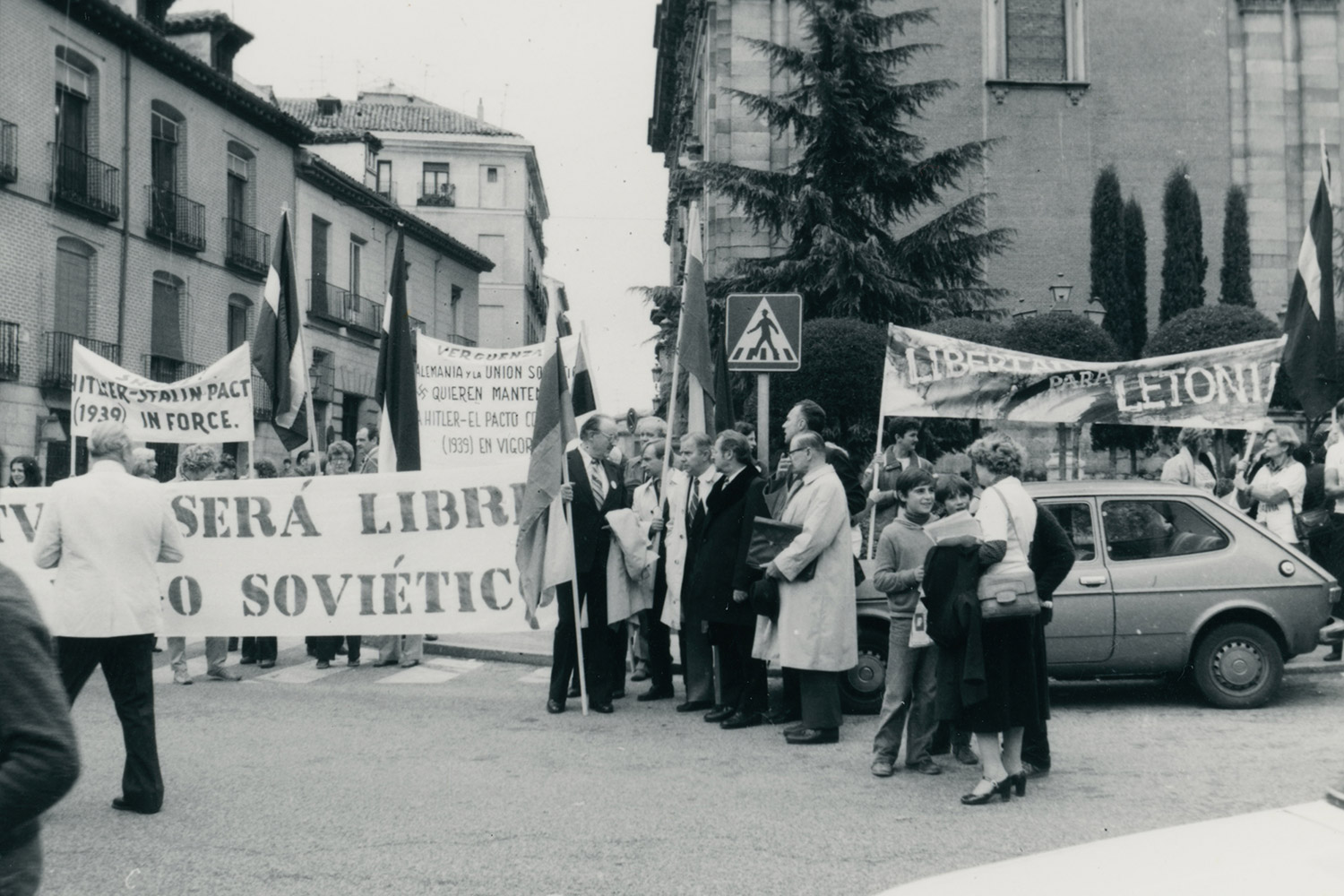 1980 – Madrid, Spain. A demonstration organised by political expatriates of the Baltic States during the Conference on Security and Cooperation in Europe in Madrid. In the middle: Mykolas Vaidyla (member of the American Lithuanian Council and editor of Santara), Vladas Šakalys (member of the resistance, who fled from the USSR), Dr Kazys Bobelis (Chairman of the Board of the Supreme Committee for the Liberation of Lithuania, hereinafter – VLIK), Dr Jonas Genys (correspondent of the National Republican Heritage Groups (Nationalities) Council, representative of the American Lithuanian Council, hereinafter – ALT), Dr Kostas Jurgėla (Director of the Lithuanian division of Voice of America), Aleksandras Mičiūdas (representative of VLIK in Argentina). LVCA.