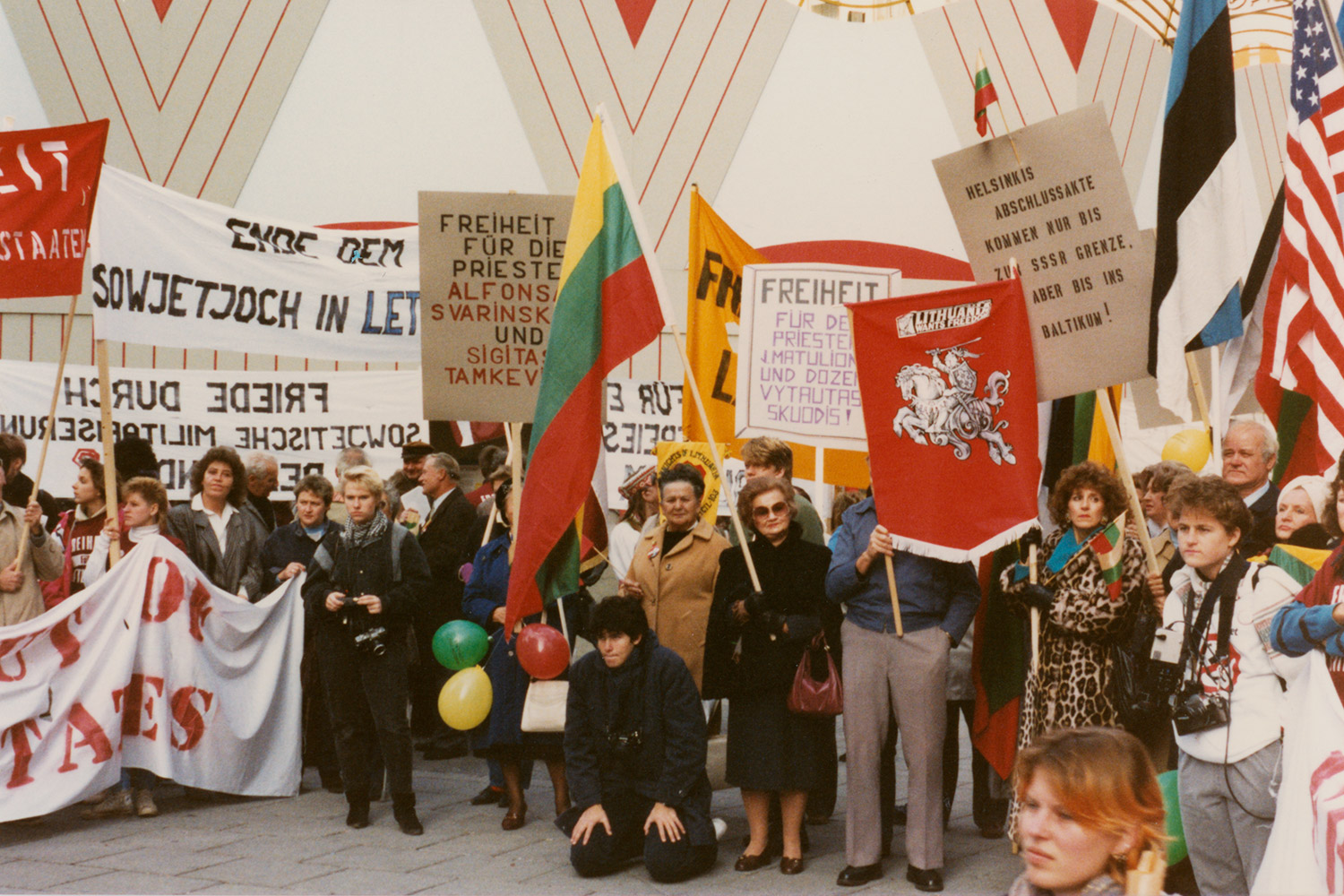 1986 – Vienna, Austria. Freedom action by representatives of the Baltic States at the start of the Conference of the Organization for Security and Cooperationin Europe (hereinafter – OSCE) in Vienna. LVCA.