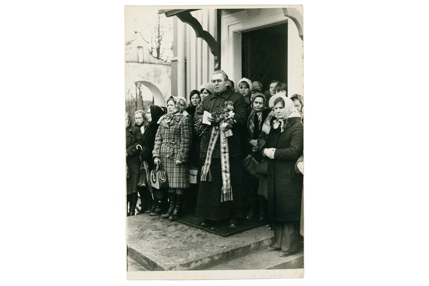 Viduklė, Raseinių r. Kunigas, kovotojas prieš sovietinę okupaciją, disidentas Alfonsas Svarinskas (centre) su tikinčiaisiais prie Viduklės Šv. Kryžiaus bažnyčios šoninio įėjimo. LCVA