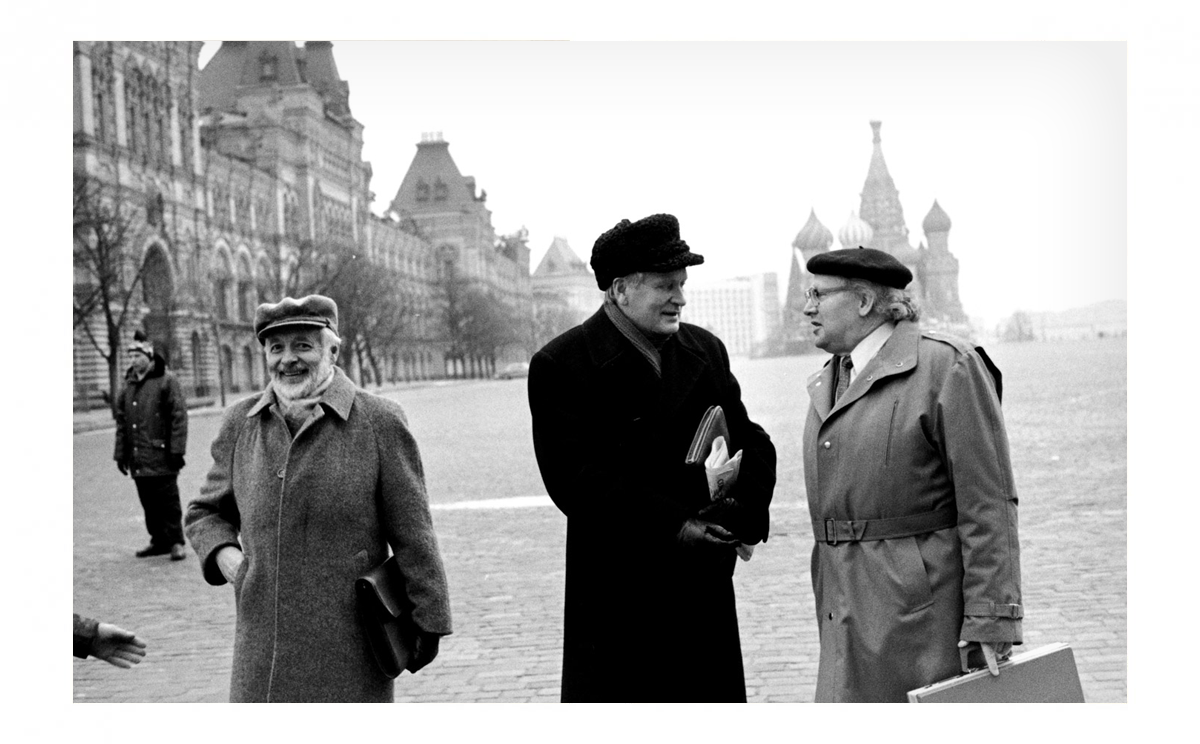 Delegates from Lithuania during the Second Congress of People’s Deputies of the USSR. From the left – first: Vaidotas Antanaitis, third: Algis Mickis and others in the Red Square in Moscow. LVCA, photographer: S. Laukys.