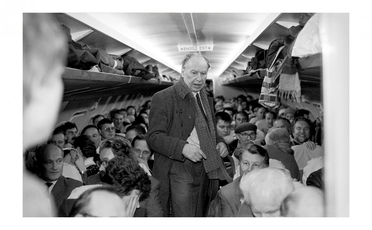 Delegates to the Second Congress of People’s Deputies of the USSR fly to Moscow. In the front: doctor Prof Alfredas Smailys. LVCA, photographer: S. Laukys.