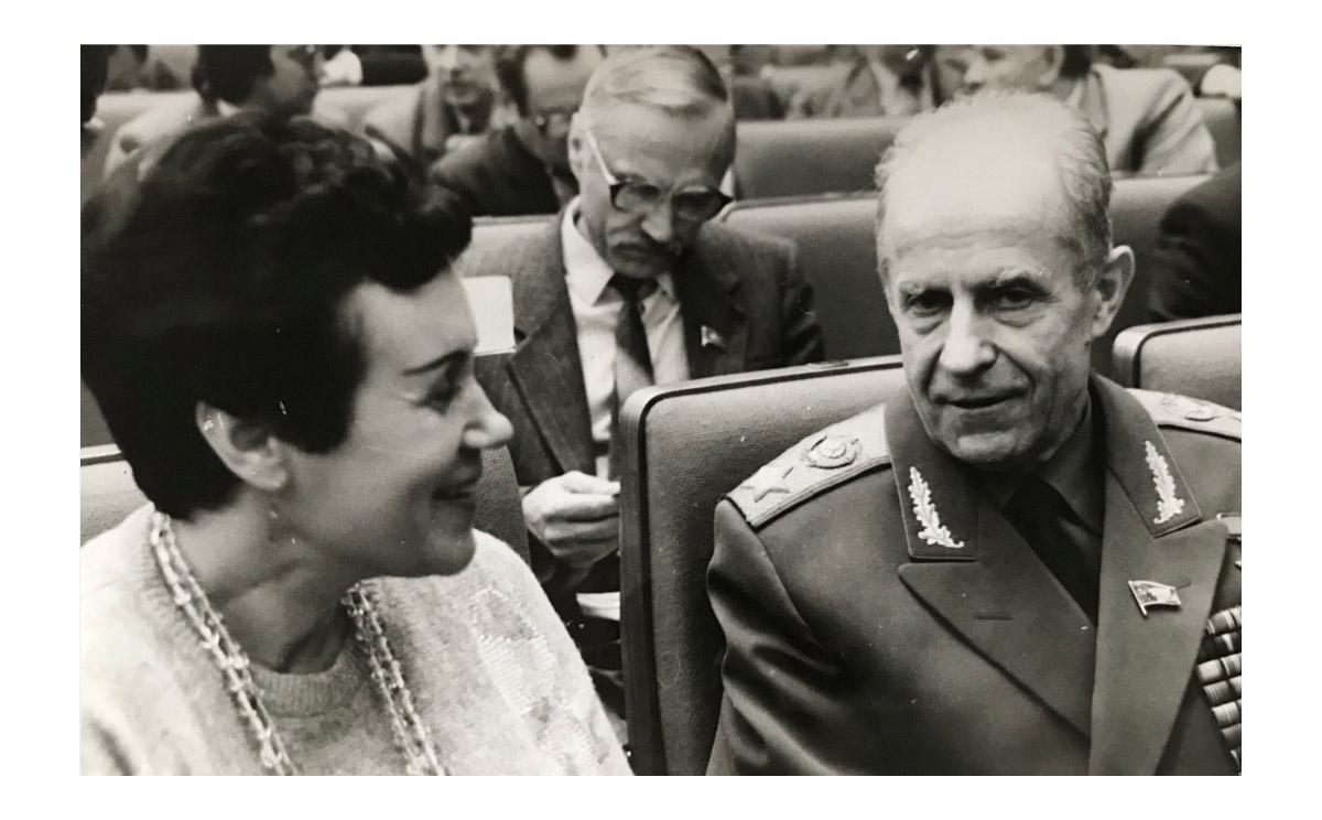 Commissioner Zita Šličytė and Advisor to Mikhail Gorbachev, Marshal Sergey Akhromeyev, at the Second Congress of People’s Deputies of the USSR in Moscow. Photo from the personal archive of Zita Šličytė, Deputy of the Supreme Council-Reconstituent Seimas of the Republic of Lithuania, 1990–1992.